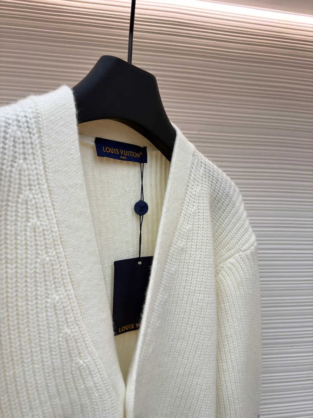 LOUIS VUITTON Ski Series Graphic single-breasted cardigan V-neck sweater ●Original version: Purchased and developed by 15699 ●Item number: 1681681-B90 ●Fabric: wool blended fabric ●Technology: knitted intarsia production ●Color: off-white ●Version: fitted version ●Weight: about 900 grams ●Size: XS-S-M-L ●Description: This sheep wool cardigan is embellished with eye-catching logo patterns, large size LV Letters and Monogram flowers overlap on the lower body and sleeves, creating a snowflake-like scene. The elegant intarsia knit uses contrasting stitching and contrasts with a wide ribbed base for a three-dimensional effect. Perfect for après skiing and a relaxing night out. The overall wiring is straight and delicate, the fabric is comfortable and soft, and the color is consistent without color difference. It can be matched with the same style to create a fashionable look and control various occasions. Customized accessories, complete with three standards, same style for men and women!